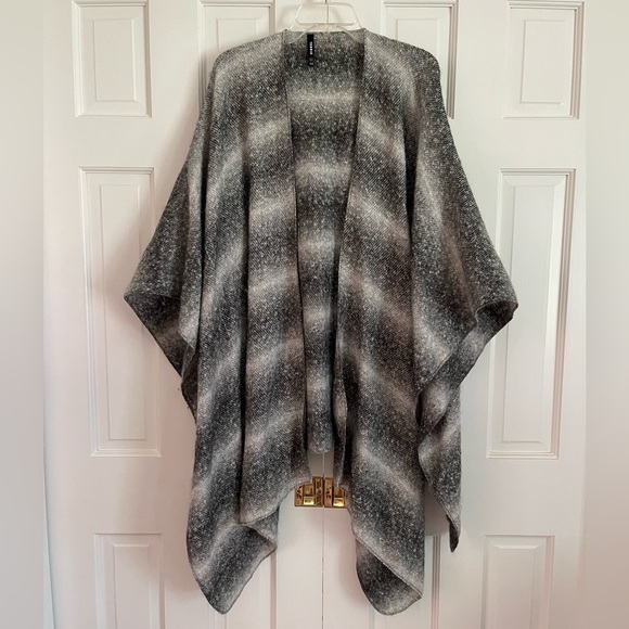 TORRID One Size Black White Gray Ombré Ruana Open Poncho - Picture 3 of 5